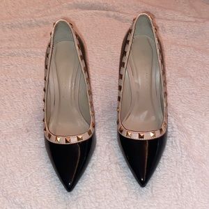 STUDDED POINTED TOE HEELS size: 7 1/2 color: black, gold, tan